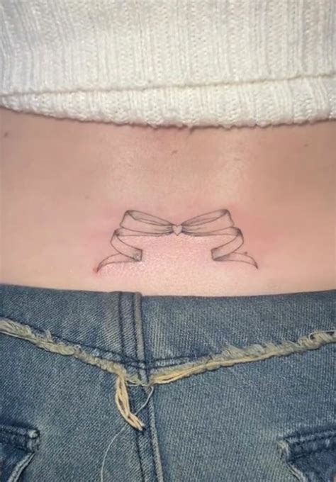 Tatuagem no cóccix feminino  Para quem gosta de representar mulheres nas tatuagens, a coxa pode ser o lugar ideal