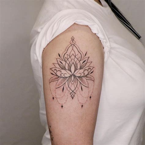Tatuagem no decote flor de lótus  A flor-de-lótus branca significa pureza de mente