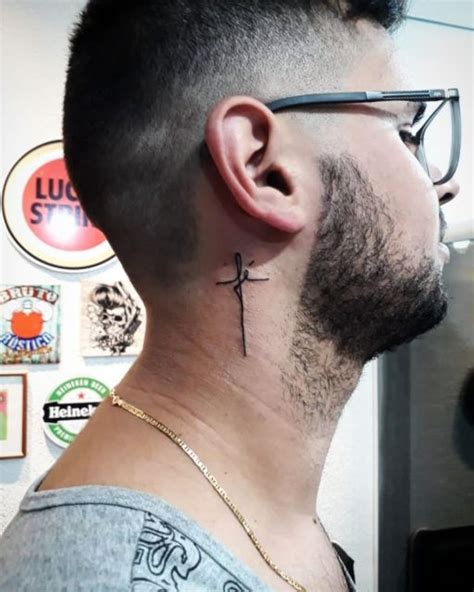 Tatuagem no pescoço cruz escrito fé  Tatuagem De Jesus