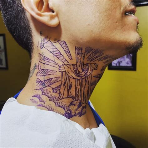 Tatuagem no pescoço decalque  A tatuagem cervical é uma escolha popular para homens que desejam exibir um design ou símbolo que represente algo importante em suas vidas