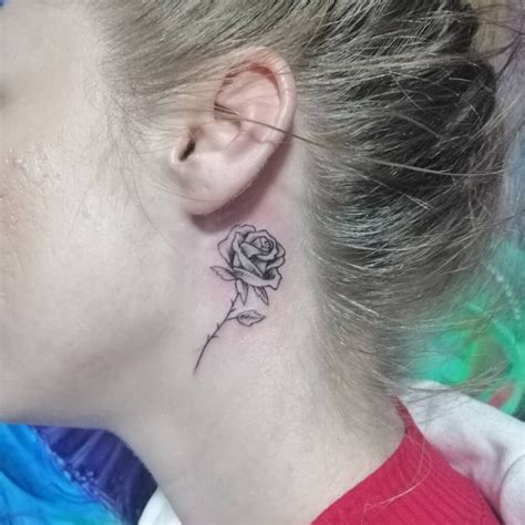 Tatuagem no pescoço feminina rosa  Tatuagem Rosa