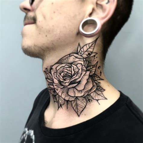 Tatuagem no pescoço masculino moreno  Adicione um para começar a conversa