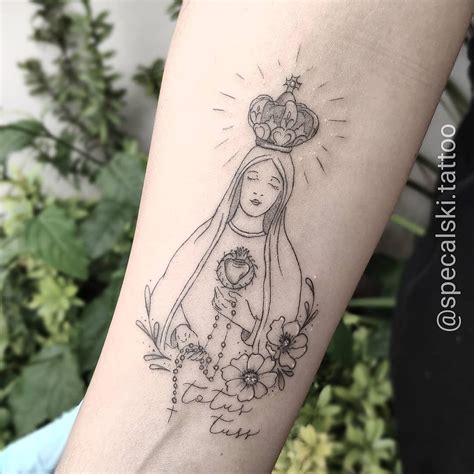 Tatuagem nossa senhora de fátima pequena Tatuagens de Nossa Senhora de Fátima Nossa Senhora de Fátima, também conhecida como Nossa Senhora do Rosário de Fátima, apareceu em um vilarejo de Portugal, chamado Fátima