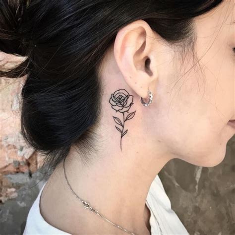 Tatuagem sombreada feminina pequena  Imagem 3 – Tatuagem de cruz bem detalhada no