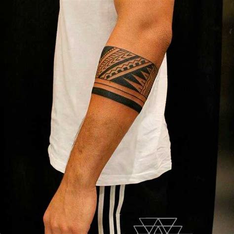 Tatuagem tribal no braço masculino significado  22