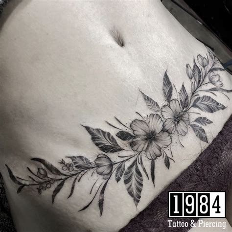 Tatuagens femininas na barriga para esconder estrias A tatuagem feminina na barriga é uma das mais pedidas nos estúdios do Brasil e do mundo