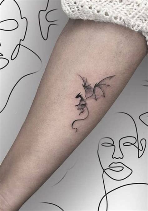 Tatuagens femininas pequenas com significado  Lembrar um ano, mês, dia ou momento específico é importante para as pessoais mais sentimentais e que gostam de detalhe