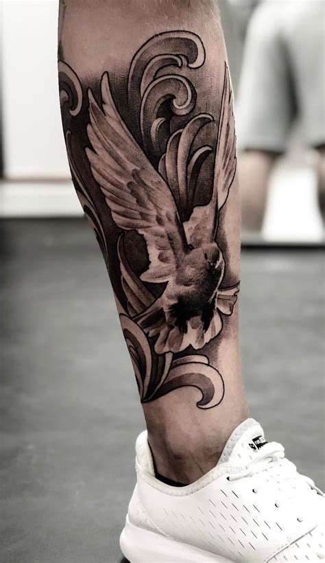 Tatuagens masculinas na perna  as andorinhas