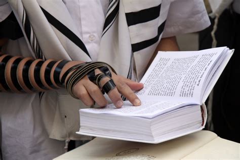 Tefillin on chol hamoed Why in chol hamoed of pessach is not used tefilin? Answer: There are different minhagim regarding this, those who have the minhag not to is because Chol Hamoed which is part of Yom Tov is also considered an “os” symbol, and we don’t wear tefillin which is a also considered a symbol, because we already have it on Chol