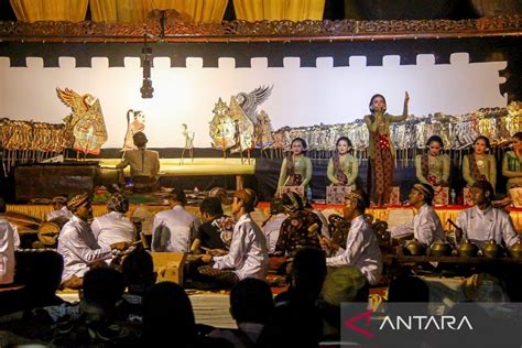 Tegese pagelaran  Sandiwara (drama) sawijining karya sastra kang wujude pecelathon (dialog) lan gerak