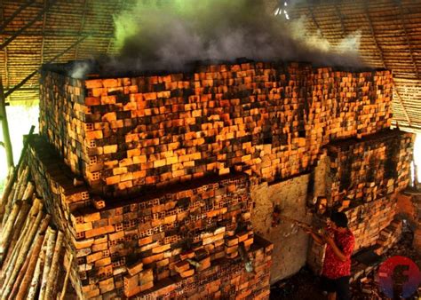 Tempat pembakaran batu bata dan genting tts JAKARTA, KOMPAS