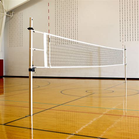 Tingginya net pada permainan bola voli putra yaitu  Di tengah lapangan diberi net yang membagi dua sama besar sehingga masing-masing mempunya luas 9m x 9m