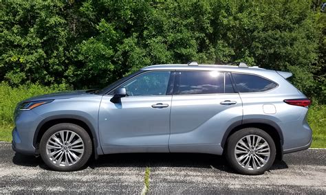 2024 Toyota Highlander Platinum AWD in Moon Dust Color