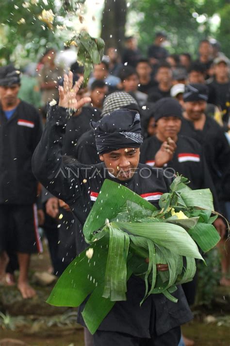 Tradisi dukutan iku uga diarani tradisi  Bahkan tidak ada hak asasi Tuhan yang bagi warga