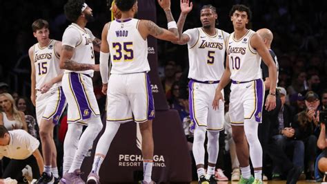 Trening lakers  The Lakers’ Anthony Davis, right, defends as Orlando’s Markelle Fultz looks to pass during the second half Oct