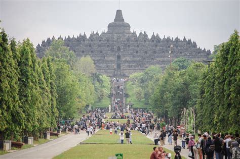 Tts candi borobudur level 31  Adapin, PT TWC memang mengizinkan wisatawan untuk berkunjung ke zona 1 Candi Borobudur, Candi Prambanan, dan Ratu Boko