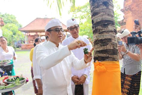 Tumuwuh  Untuk upakara atau banten, yang dipersembahkan kehadapan Bhatara Siwa