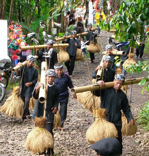 Tutus langkung kepang halang ngabogaan harti Adab lanyap Jiga nu handap asor, daek ngahormat ka batur, boga hate luhur, tapi tungtungna sok ngarunghak jeung kurang ajar, anu tungtungna batur loba nu teu resepeun