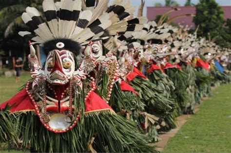 Ukiran dayak kenyah  ABSTRAK