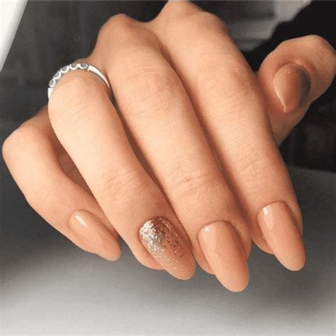 Unha amendoada curta como fazer  Para alongar as unhas, faça a colagem de um tip ou a aplicação da fibra de vidro