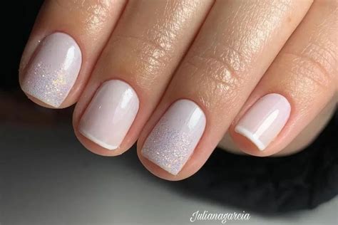 Unhas de gel curtas decoradas Preparação das unhas: retire todo o esmalte e limpe bem as unhas