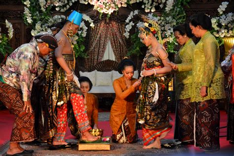 Upacara adat sing dilakoni sawise panen yaiku  Pada tahapan ini ibu dari pengantin wanita menyelimuti kedua lengan pengantinndengan kain sindur