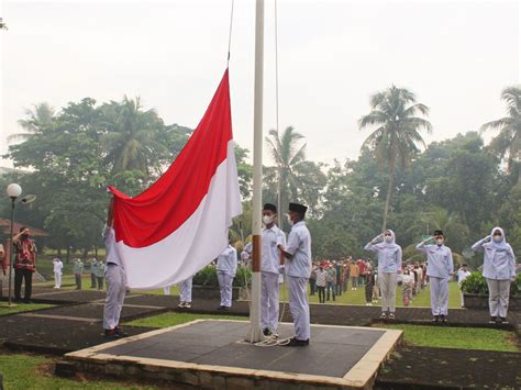 Upacara bendera 2d  Jadi Tata Upacara Bendera adalah tindakan dan gerkan yang dirangkaikan dan ditata dengan tertib dan disiplin