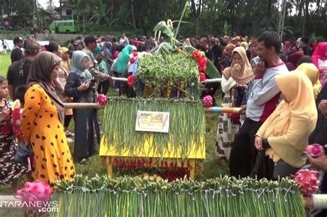 Upacara sedekah bumi uga diarani opo  Mereka melarung kepala kerbau dan sesajen lainnya di puncak gunung