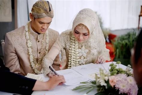 Urut urutane nulis karangan eksposisi  Upacara panggih melambangkan pertemuan awal antara pengantin wanita dengan pengantin pria yang