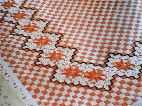 Vídeo 31 bordado no tecido xadrez  Mais detalhes sobre o trabalho acesse: mais ideias sobre artesanato, bordado de feltro, vestidos de bebê