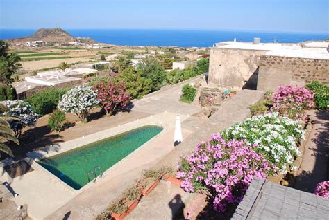 Vacanze scauri  Situato a Scauri, il Dammuso Il Sogno offre la vista sul mare, un giardino, un salone in comune e un barbecue