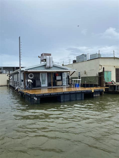 Venice marina houseboats for rent Sutton Lake Marina has three 59-foot deluxe houseboats for rent, each with an upper deck with a waterslide, a gas grill, and four queen beds to sleep eight people