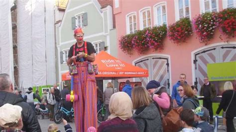 Verkaufsoffener sonntag moosburg  Straßenmusiker, Zauberer und Akrobaten, Komiker sowie Straßenkünstler zeigen am Stadtplatz und den Seitengassen ihre Talente: Am Sonntag, 1