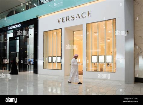 Versace plot united arab emirates federation  For Her: Discover the Fall-Winter 2023 Women's collection