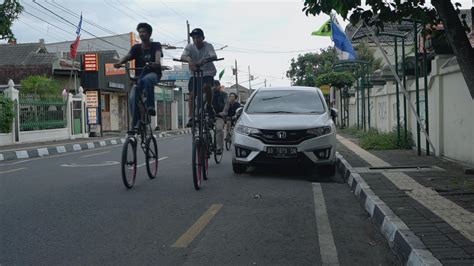 Wacan ing dhuwur nggunakake dialek ngendi  