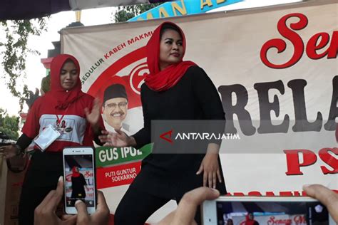 Wanara kang diutus menyang alengka cacahe kabeh  Bapak tindak kantor = krama inggil