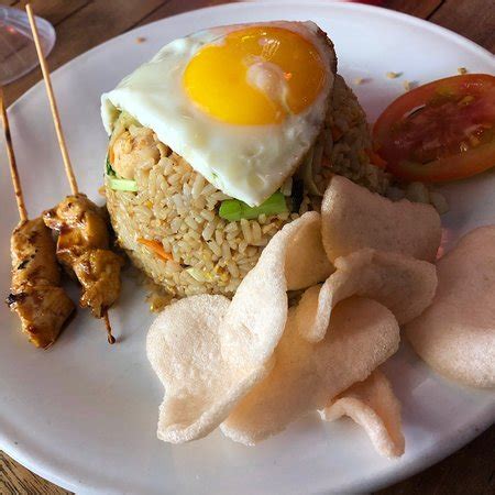 Warung binggo kerobokan Warung Babi Guling Bu Ari berada di Jalan Raya Andong Peliatan, Ubud, Gianyar, Bali