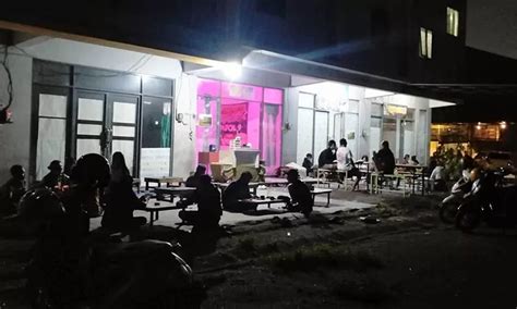 Warung kopi karaoke  Sebab terdapat Waroeng Kopi Klotok di Cisarua Bogor, yang