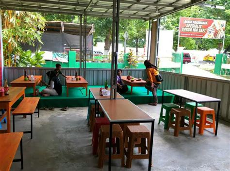 Warung pinggir jalan unik  Warung Tenang memiliki konsep outdoor yang menyajikan suasana alami, meskipun letaknya masih di tengah kota