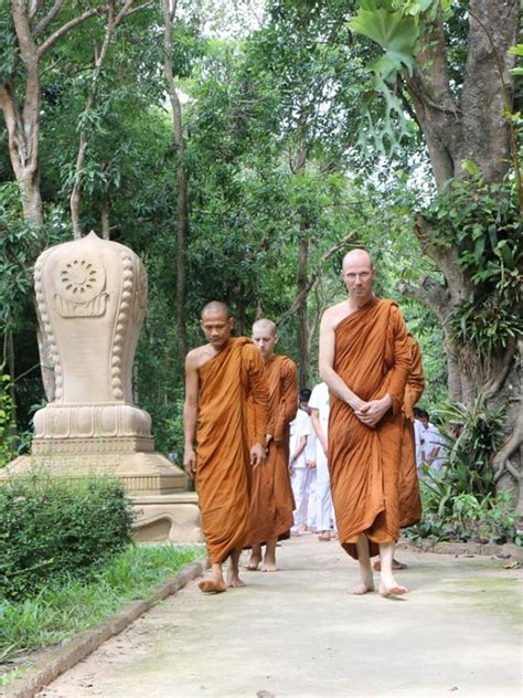 Wat pah nanachat  the Queen Mother’s 87th Birthday, the Sangha of Wat Pah Nanachat called the laypeople together to do some tree planting in a new property adjoining the monastery, as a dedication to Her Majesty
