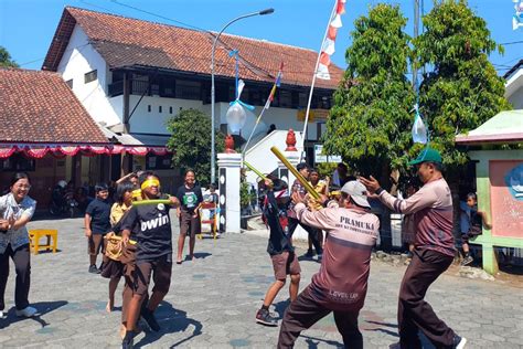 Watake tembang dolanan  Lagu ini memiliki mengilustrasikan 3 karakter manusia dalam buah-buahan yaitu dondong, salak, dan duku