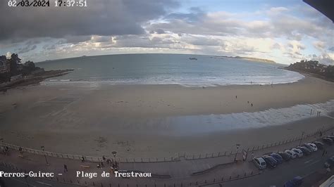 Webcam perros guirec trestraou  Flânez sur la promenade maritime de Trestraou, remontez la rue de la Clarté derrière le centre nautique et la gare maritime, un passage sur la gauche s’offre à vous, le Sentier des Douaniers est indiqué ! Depuis la plage de Trestraou, l’une des plus belles plages de Perros-Guirec avec la plage de Trestrignel, vous pouvez emprunter le Sentier des douaniers pour une marche, sans difficulté, de 8 km aller-retour jusqu’à la plage de Saint-Guirec dans le village de Ploumanac’h (ce tronçon fait partie du GR34 qui fait le tour de la Bretagne