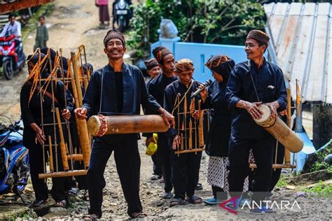 Wewengkon seren taun  Sekalipun beberapa sudah mulai menerima masuknya Teknologi,