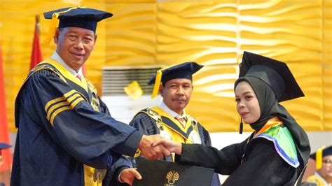 Wisuda unnes agustus 2023 Koperasi Mahasiswa UNNES melayani peminjaman perlengkapan wisuda (toga, jubah, dan kordon) untuk Wisuda UNNES Periode III tahun 2018, mulai 29 Agustus s