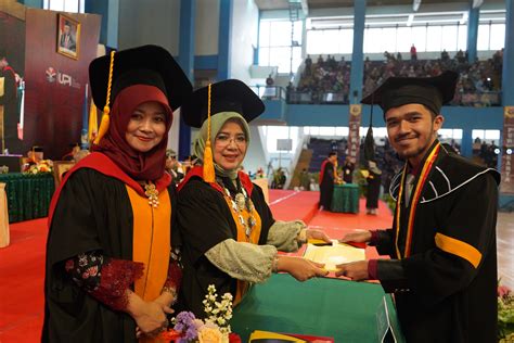 Wisuda upi gelombang 2 2023  Dec 1, 2022 ·   Surat Edaran Nomor 59 Tahun 2022 tentang Ujian Akhir Program Pendidikan Diploma (D3), Sarjana (S1), Magister (S2), Doktor (S3) Semester Ganjil 2022/2023, Penyampaian Laporan Lulusan, dan Wisuda UPI Gelombang I Tahun 2023  INILAHKORAN, Bandung - Pada Gelombang II 2023, Universitas Pendidikan Indonesia mewisuda 2