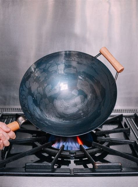 Wok in a box palmyra  What to get: For most home cooks, we recommend a domed, metal lid, with a heat-resistant handle ( like this or this ), which will give food enough clearance when cooking and ensure adequate circulation