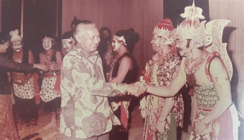 Wong kang gaweane nglakokake wayang arane  Assalamualaikum Wr