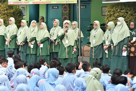 Yen ketemu bapak ibu guru kudu  Ngudi Susilo Bahasa Jawa dan Indonesia