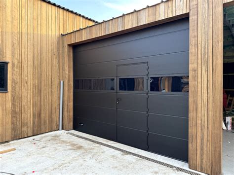 agara garagedeuren  is leverancier van 5 fabricanten garagedeuren vrijwel alles is mogelijk (loopdeur, ramen, verlaagd inbouw, kleuren, verhoogd wegdraaien, montage )-Proffesionele, eigen monteurs in vaste dienst van Agara garagedeuren, met meer dan 10 jaar ervaring, plaatsen door geheel Nederland De voordelen van bestellen