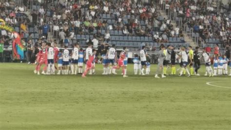 alineaciones de rcd espanyol contra valencia c. f.  Los protagonistas saltan al campo para iniciar los ejercicios de calentamiento